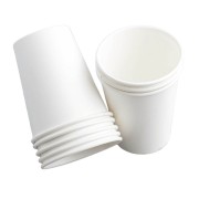 białe kubki na kawę