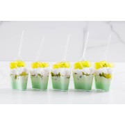 szkłopodobne pojemniczki na deserki