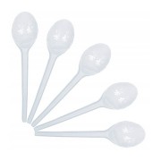 biała łyżka plastikowa