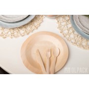 talerz drewniany ze sztućcami